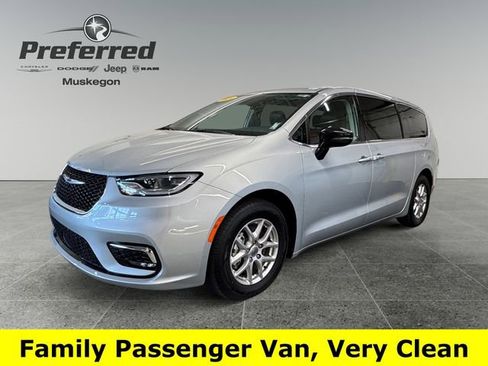 Used 2024 Chrysler Pacifica Touring-L image 2