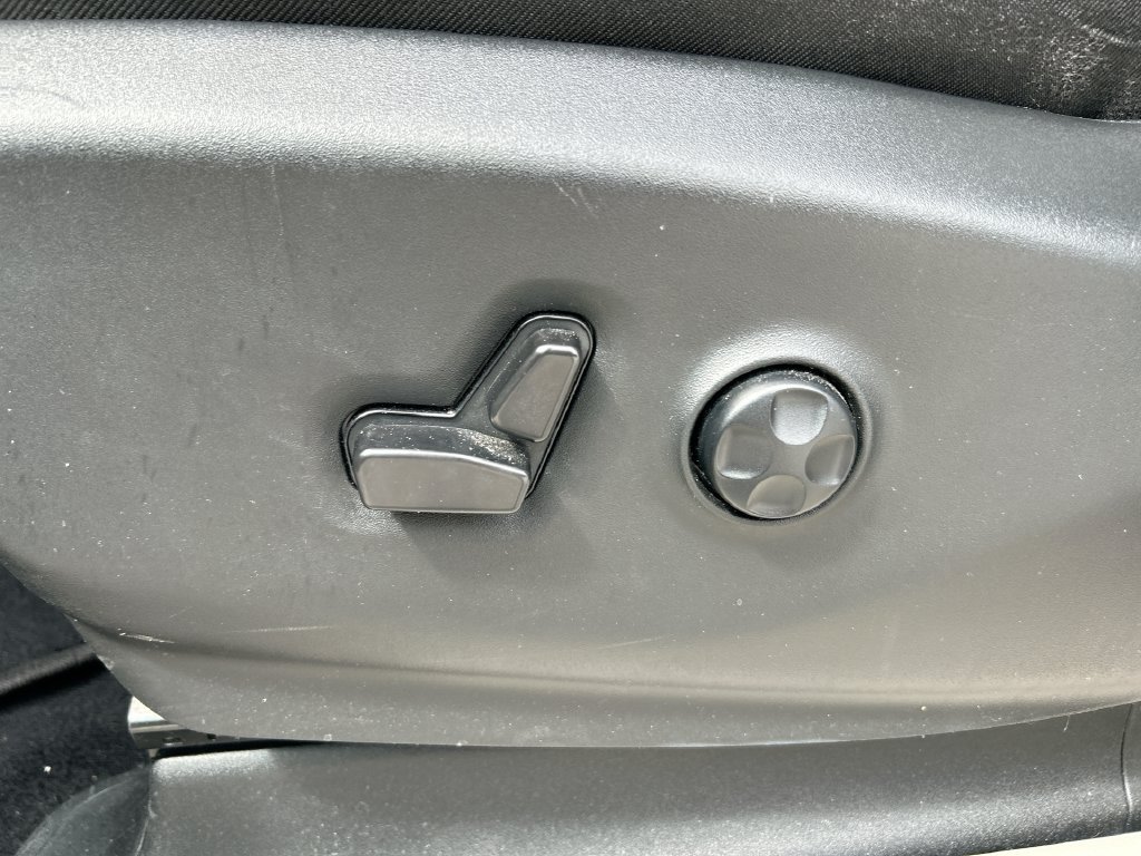 Used 2024 Chrysler Pacifica Touring-L FWD image 12