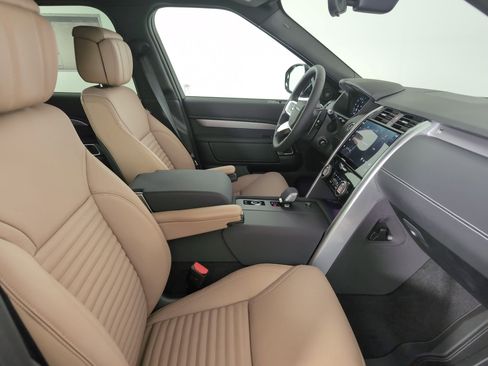 Used 2025 Land Rover Discovery Dynamic SE image 19