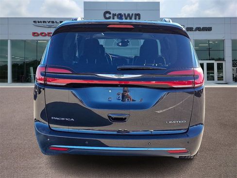 Used 2023 Chrysler Pacifica Limited image 5