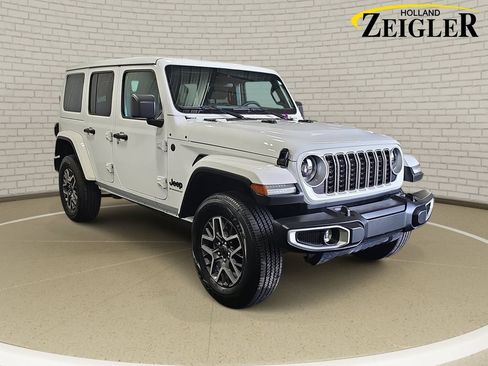 Used 2025 Jeep Wrangler Unlimited Sahara AWD/4WD image 3