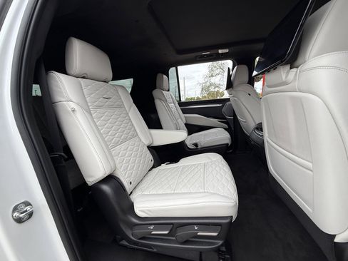 Used 2025 Cadillac Escalade ESV V image 16