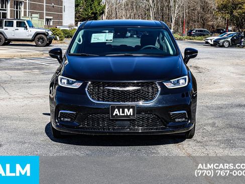 Used 2024 Chrysler Pacifica Touring-L image 11