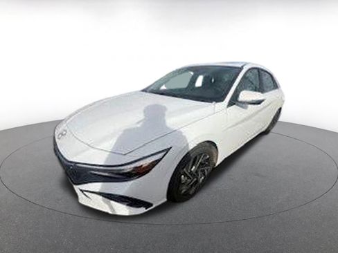 Used 2025 Hyundai Elantra Limited image 3