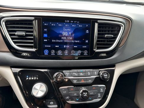 Used 2017 Chrysler Pacifica Touring-L Plus w/ Advanced Safetytec Group FWD image 17