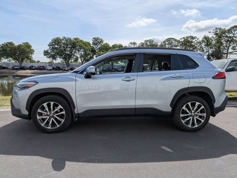 Used 2024 Toyota Corolla Cross XLE w/ Convenience Package image 2