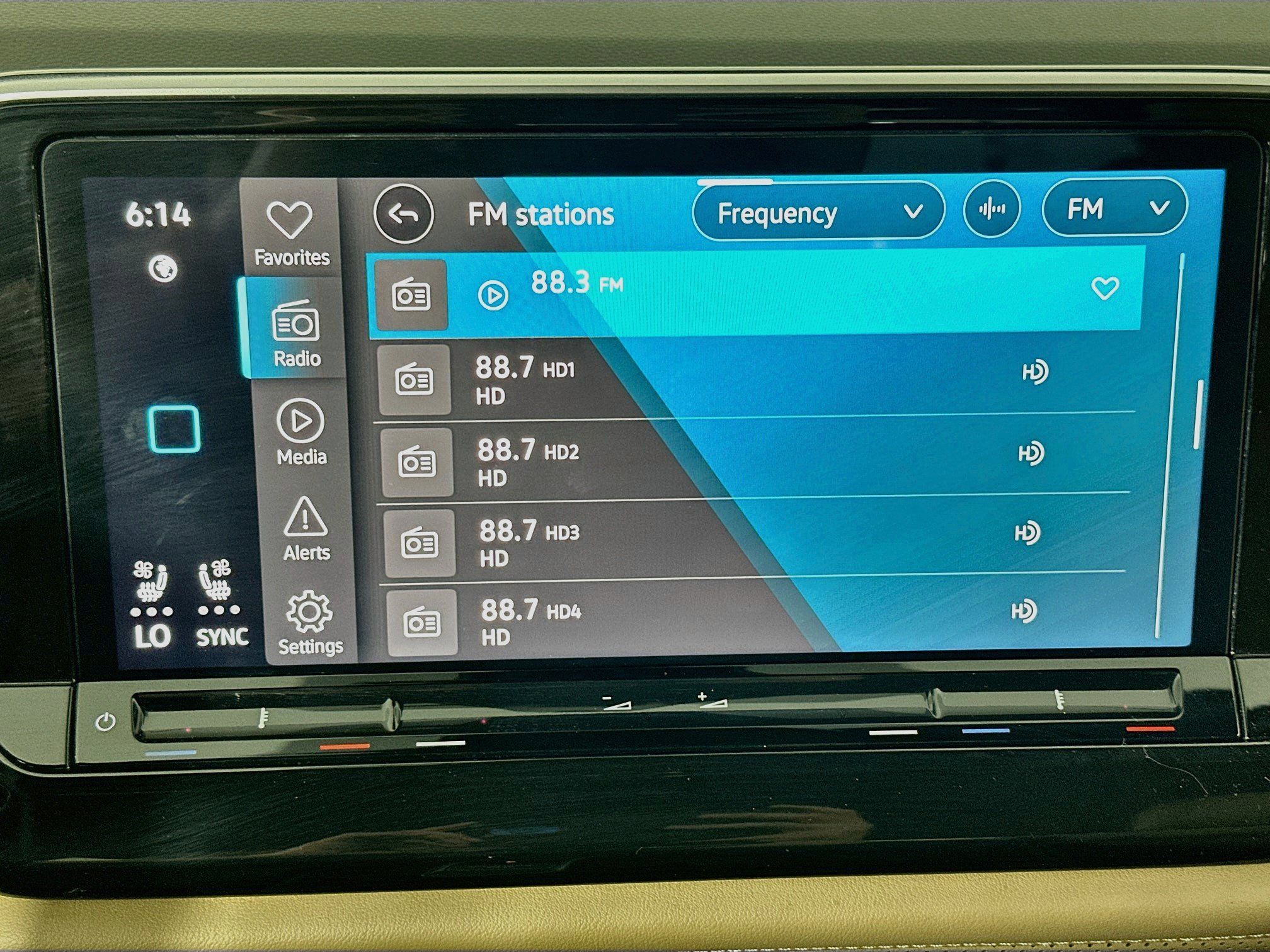Used 2025 Volkswagen Atlas Cross Sport SE FWD image 21