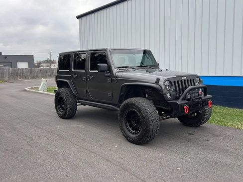 Used 2014 Jeep Wrangler Unlimited Sahara w/ Connectivity Group AWD/4WD image 3