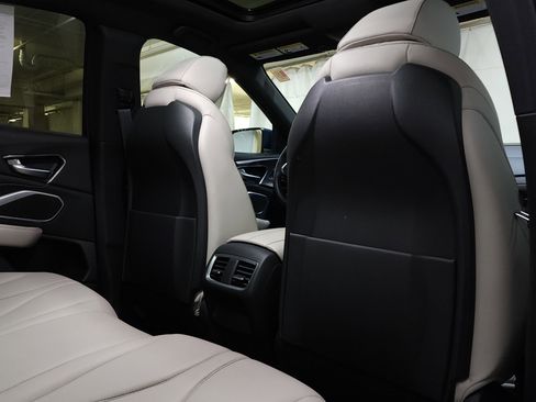 Used 2025 Acura RDX SH-AWD image 18