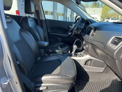 Used 2019 Jeep Compass Latitude w/ Cold Weather Group AWD/4WD image 11