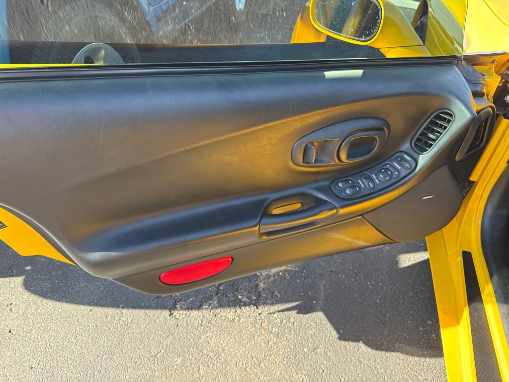 Used 2000 Chevrolet Corvette Coupe w/ Roof Pkg RWD image 12