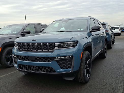 New 2026 Jeep Grand Cherokee L Limited w/ Limited Altitude Package AWD/4WD image 3