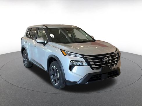 Used 2025 Nissan Rogue SV image 3