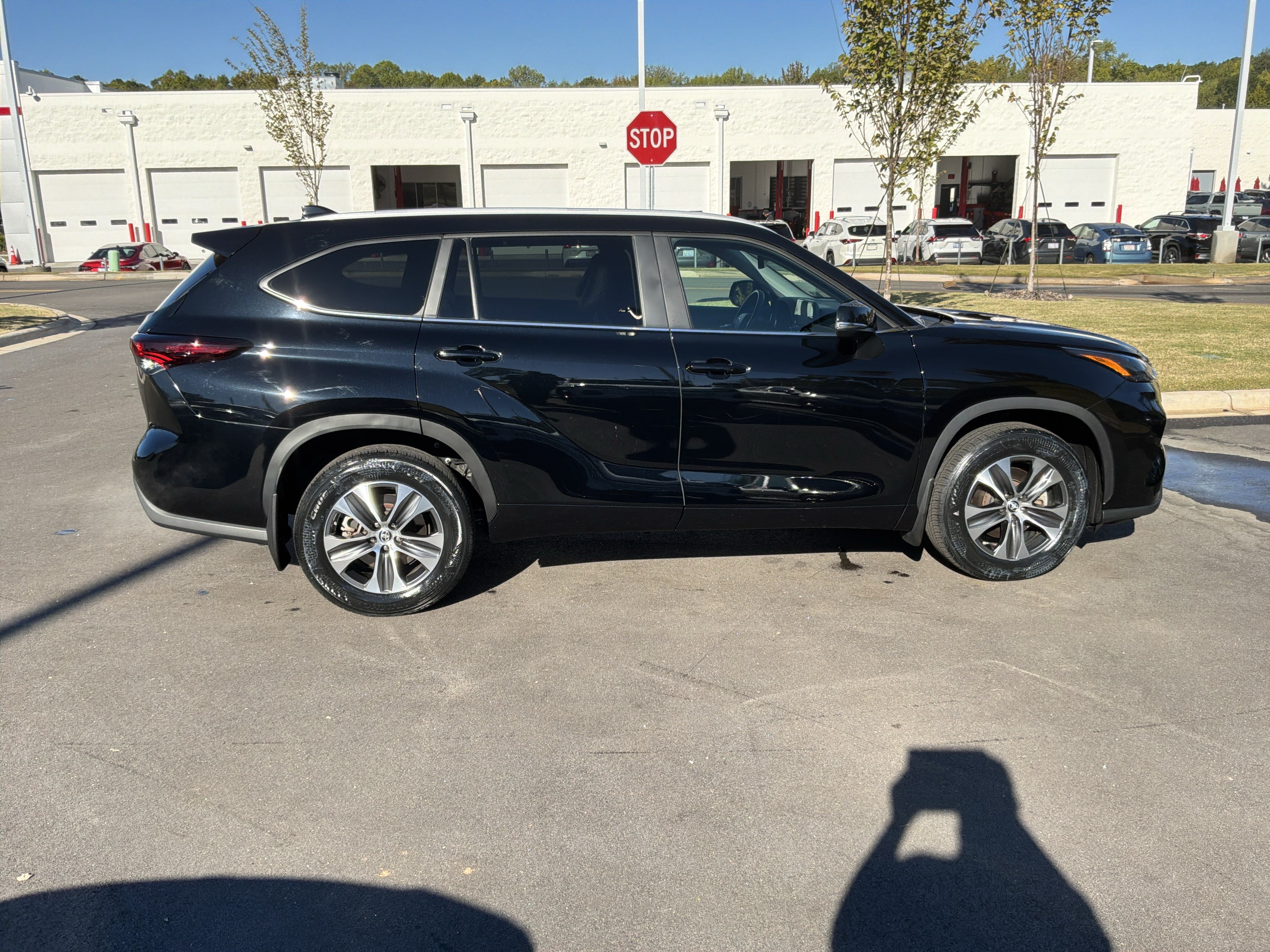 Used 2024 Toyota Highlander XLE AWD/4WD image 11