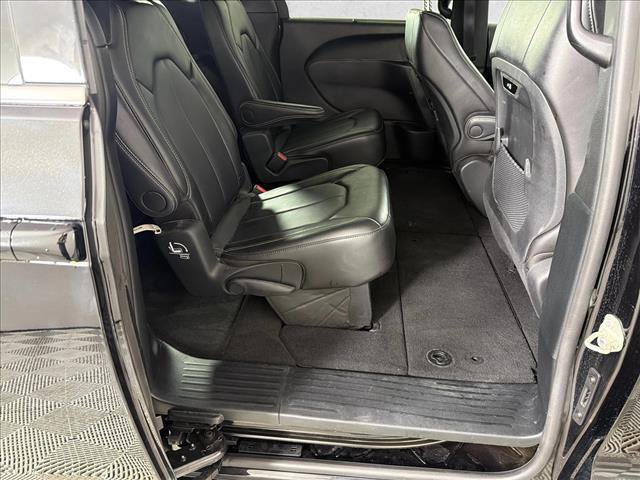 Used 2025 Chrysler Pacifica Select FWD image 15