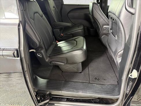 Used 2025 Chrysler Pacifica Select FWD image 15