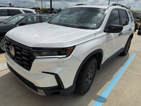 Used 2025 Honda Pilot TrailSport image 2