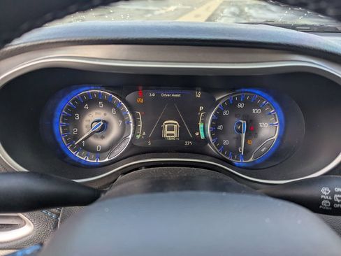 Used 2021 Chrysler Pacifica Touring-L image 24