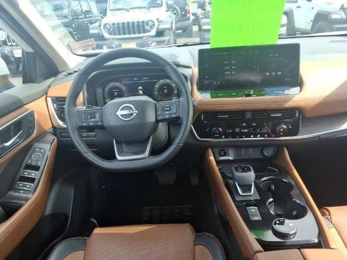 Certified 2025 Nissan Rogue Platinum w/ Tech Package AWD/4WD image 9