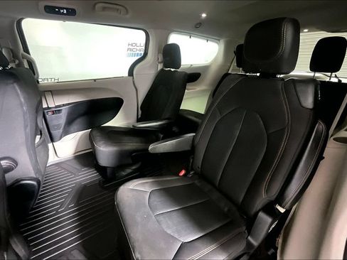 Used 2017 Chrysler Pacifica Touring Plus w/ Tire & Wheel Group FWD image 21