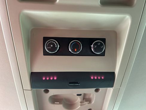 Used 2016 Chrysler Town & Country Touring-L image 38