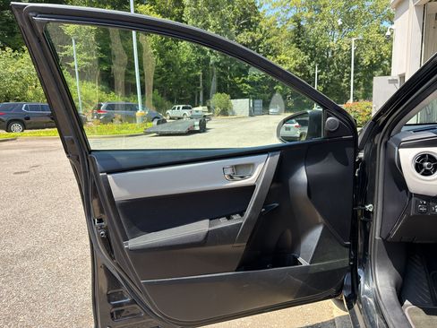 Used 2018 Toyota Corolla LE FWD image 9