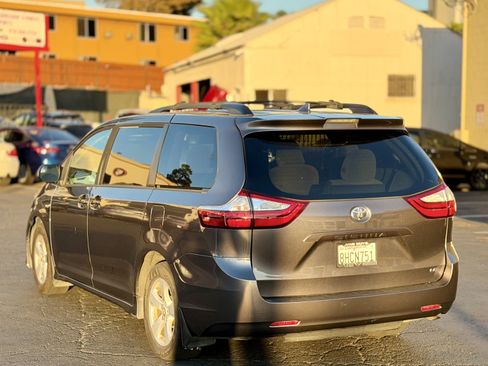 Used 2019 Toyota Sienna LE w/ Carpet Mat Package FWD image 13