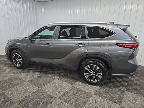Used 2023 Toyota Highlander XLE AWD/4WD image 4