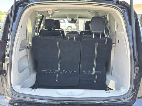 Used 2024 Chrysler Pacifica Touring-L FWD image 25