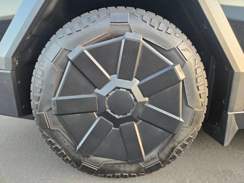 Used 2024 Tesla Cybertruck AWD Crew Cab image 18
