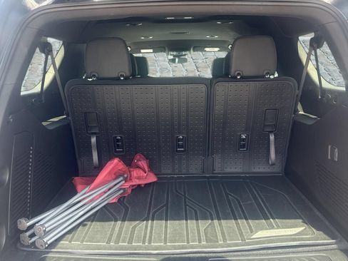 Used 2024 Chevrolet Suburban LT RWD image 11