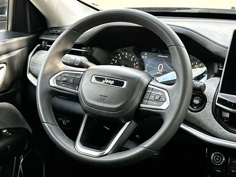 Used 2022 Jeep Compass Latitude FWD image 27