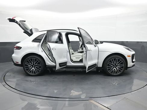 Certified 2025 Porsche Macan AWD/4WD image 33