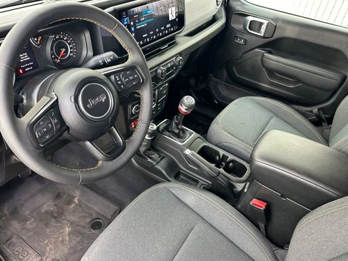 Used 2025 Jeep Wrangler Willys image 13