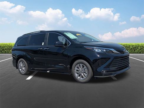New 2026 Toyota Sienna XLE FWD image 2