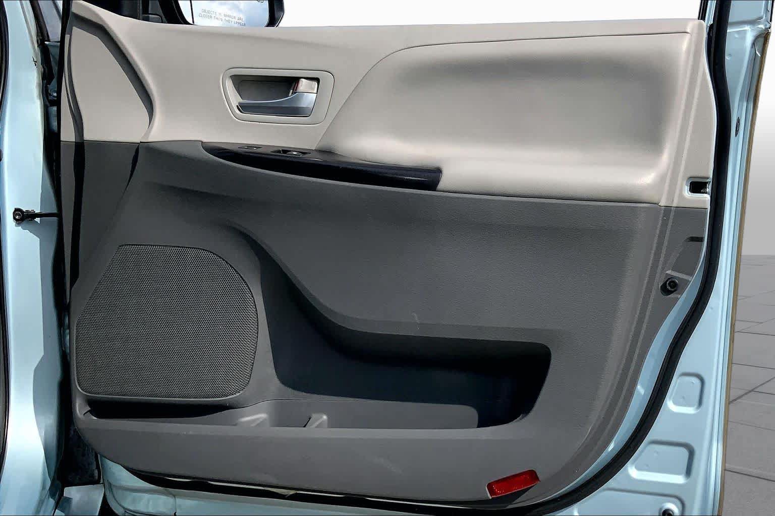 Used 2015 Toyota Sienna LE FWD image 21