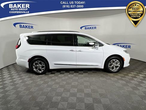 Used 2021 Chrysler Pacifica Limited w/ Uconnect Theater Family Group image 10