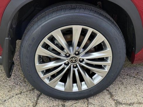 New 2026 Toyota Highlander Platinum image 4