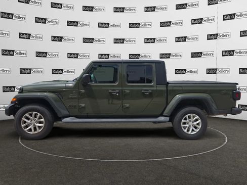 Used 2023 Jeep Gladiator Sport AWD/4WD image 3