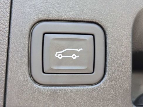 Used 2024 Cadillac XT4 Luxury w/ Cold Weather Package FWD image 16