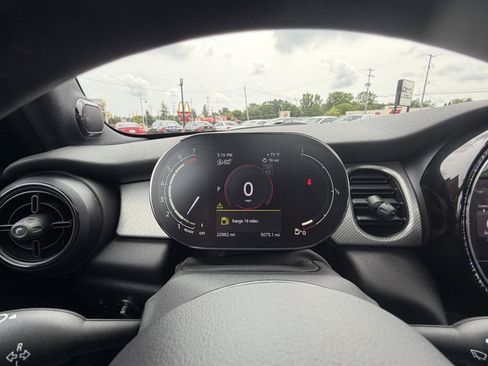 Used 2022 MINI Cooper 4-Door Hardtop w/ Premium Package FWD image 18