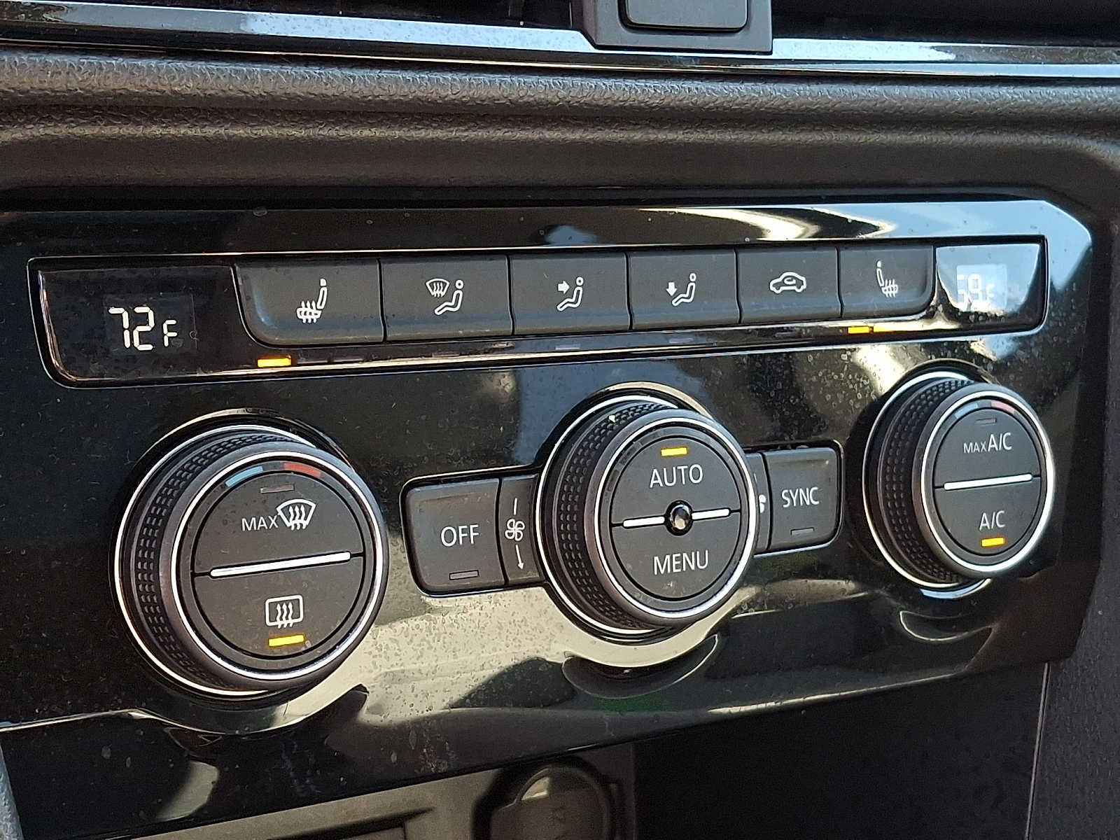 Used 2024 Volkswagen Taos SE w/ Panoramic Sunroof Package FWD image 14