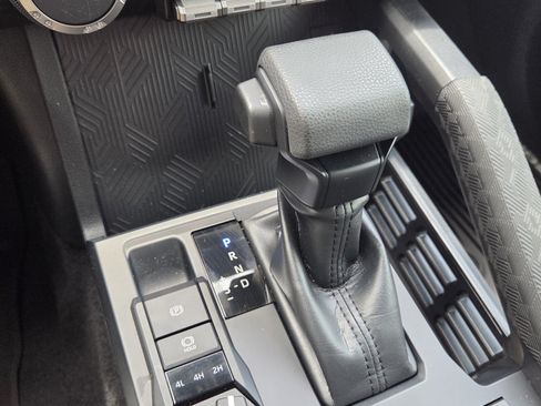 Certified 2025 Toyota Tacoma SR5 AWD/4WD image 15