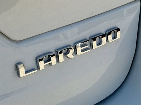 Used 2022 Jeep Grand Cherokee Laredo w/ Luxury Tech Group I RWD image 9