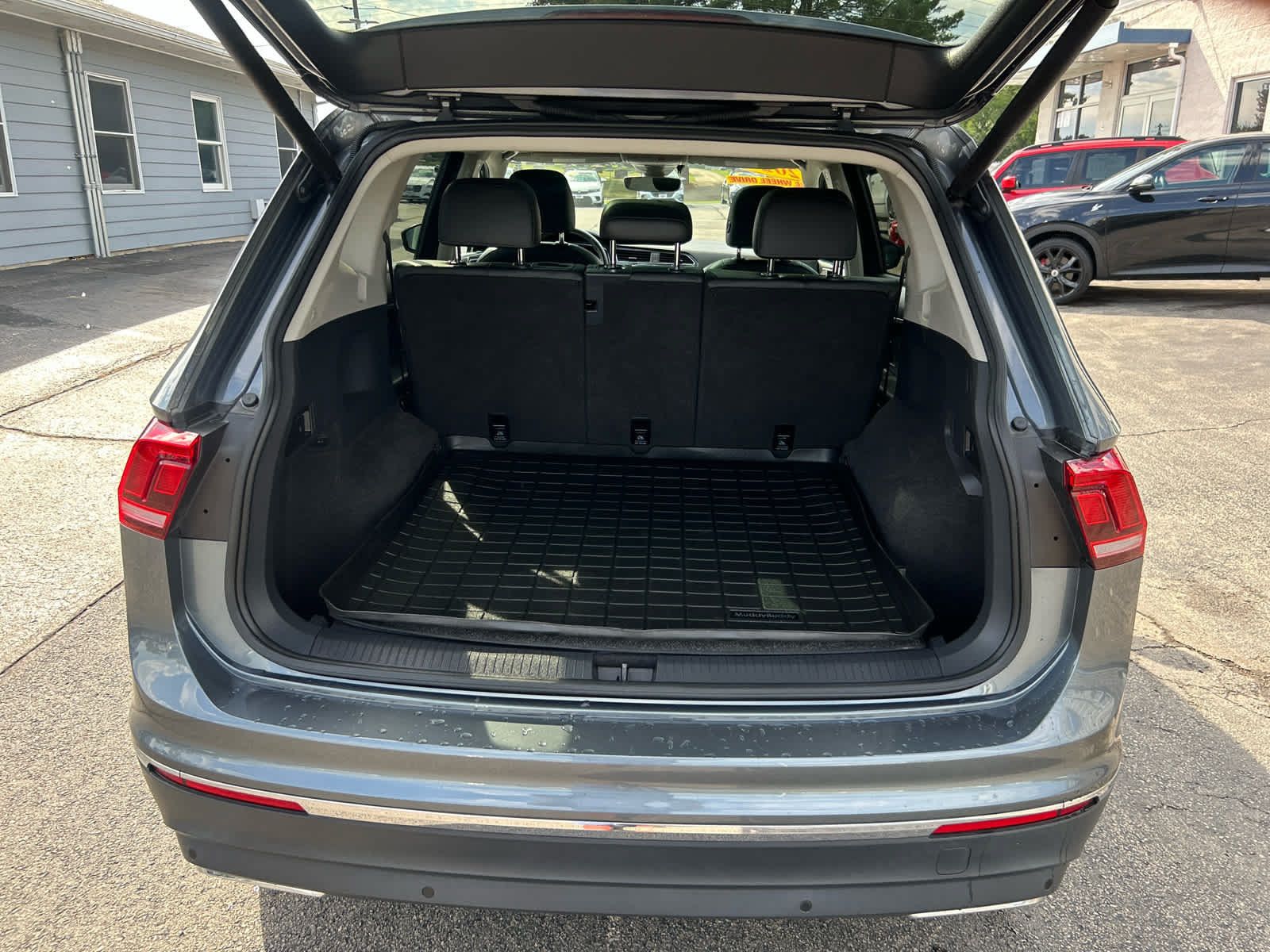 Used 2020 Volkswagen Tiguan SEL AWD/4WD image 25