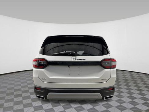 New 2025 Honda Pilot Touring image 4