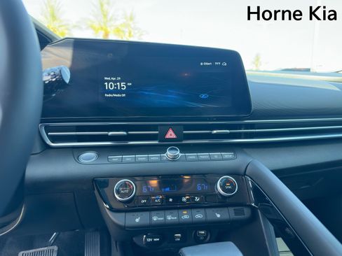 Used 2023 Hyundai Elantra Limited FWD image 16