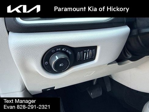 Used 2024 Chrysler Pacifica Touring-L FWD image 19