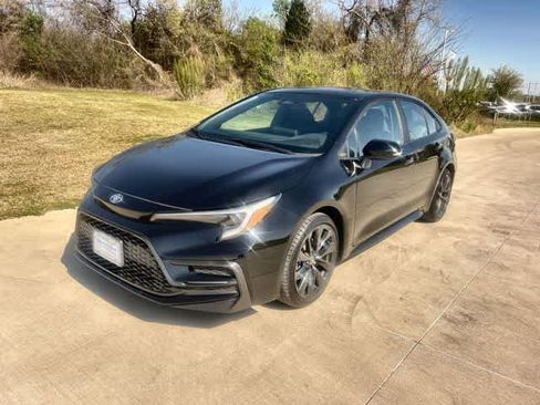 Used 2024 Toyota Corolla SE w/ SE Premium Package image 2