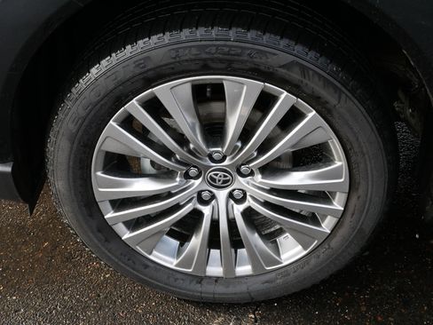 Used 2024 Toyota Venza Limited image 15